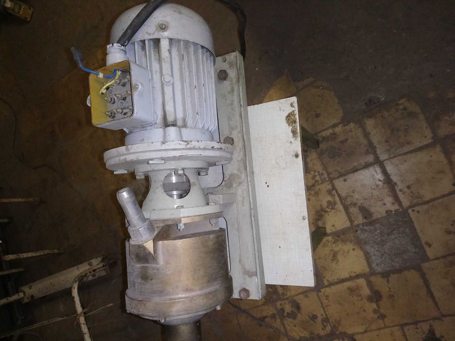 Насос охлаждающих жидкостей, минер. и синтетич. масел под давлением.