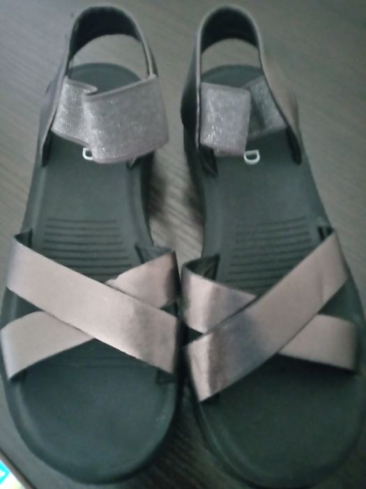 Продам детские сандали