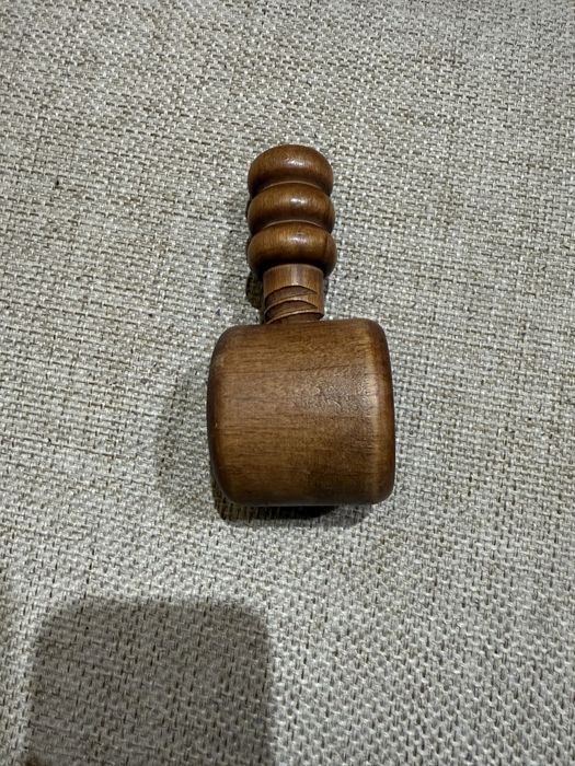 Стара дървена орехотрошачка