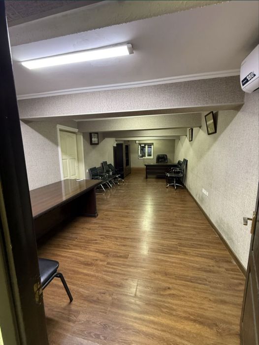 Яккасарайский район. Шота руставелли Сдаётся офис 100м2..Цоколь Мебель