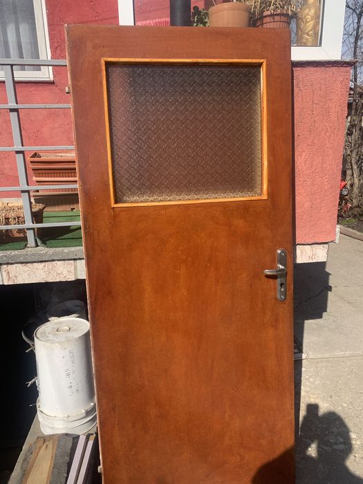 Дървени врати с каси и брави