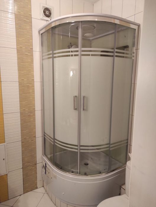 Установка душевых кабин