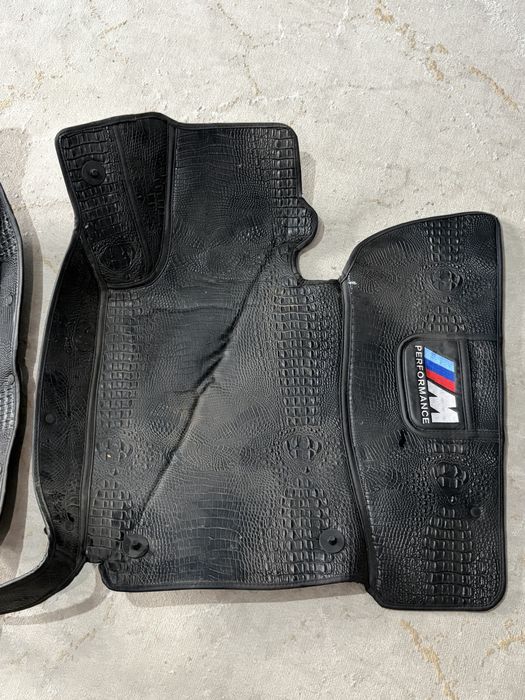 Продам чехлы и полики передние