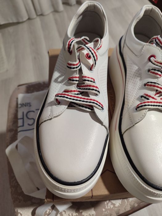 Продам кроссовки (кожа)