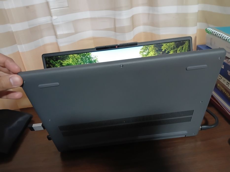 Lenovo IdeaPad Slim 3 15IRH10