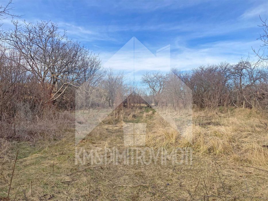 Продава парцел 1,5 ДКА подходящ за фотоволтаична централа. Обл. Шумен