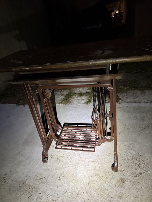 Ретро крачна шевна машина Хускварна