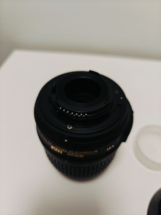 Obiectiv Nikkon 18-55mm 3.5-5.6 DX cu parasolar