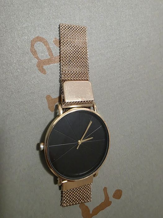 Ceas auriu cu negru