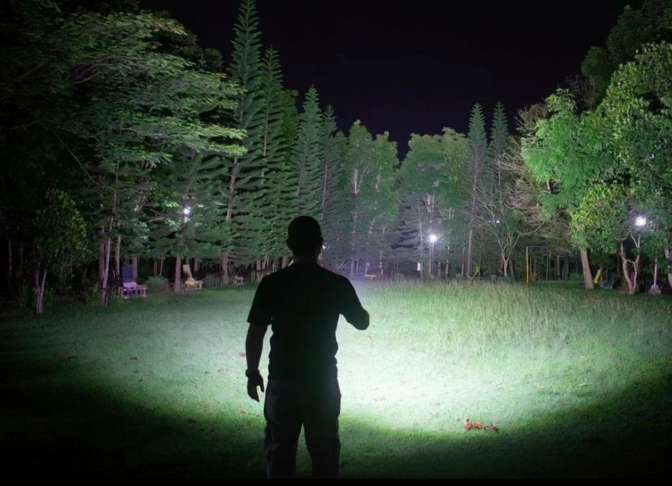 Мощный фонарь-фароискатель