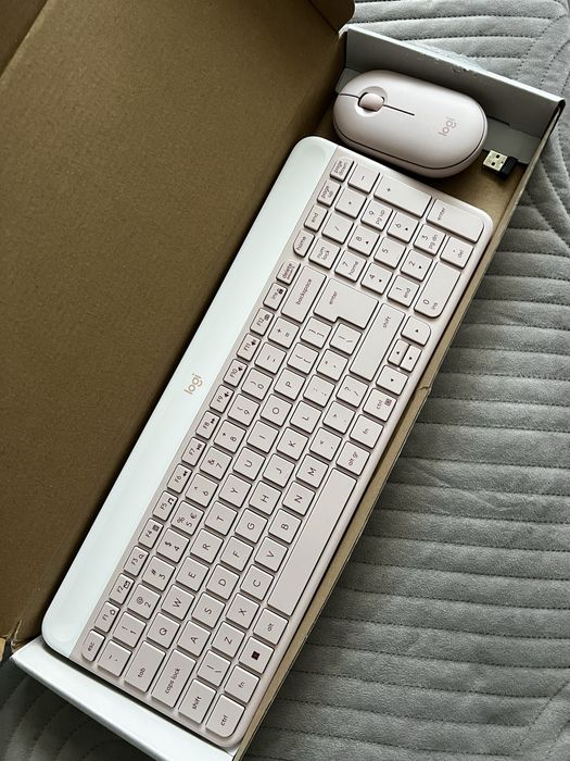 Tastatură și mouse Logitech roz