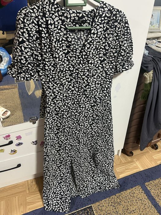 Платье черное цветочное