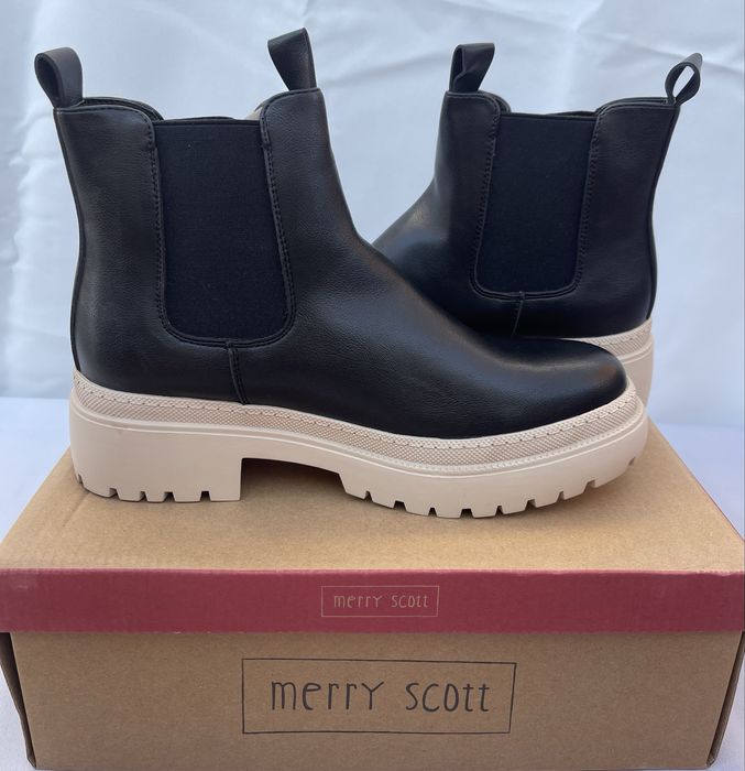 Дамски боти с бяла подметка