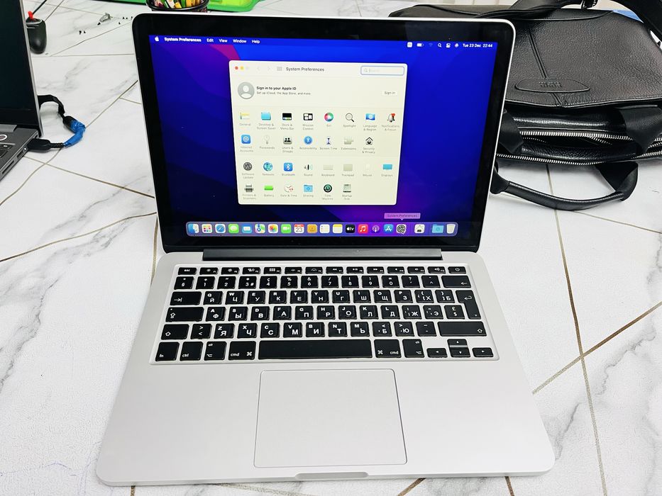 Macbook pro 2015 core i5 в оточином состоянии