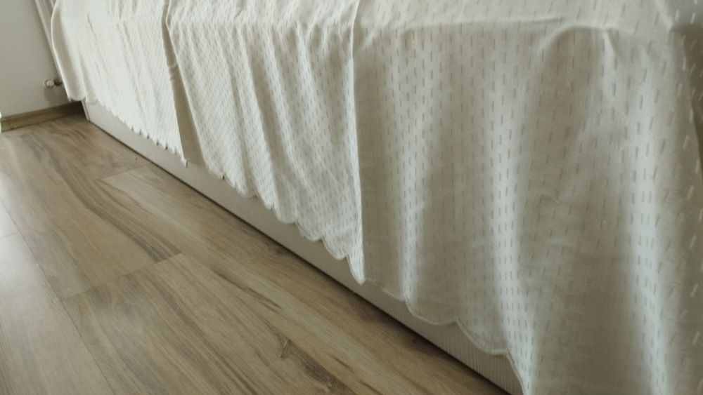 Fata de pat albă 2.40/2.50m/35 lei