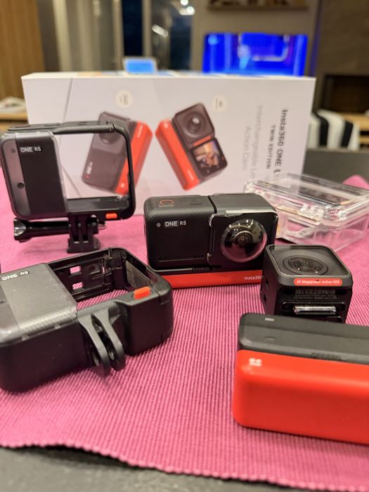 Екшън камера Insta360 ONE RS Twin Edition + Богат комплект аксесоари