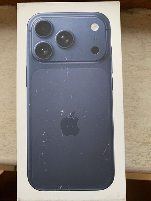 I phone 17 pro син