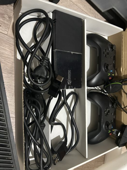 XBOX ONE, объем памяти 500 gb, 2 оригинальных геймпада