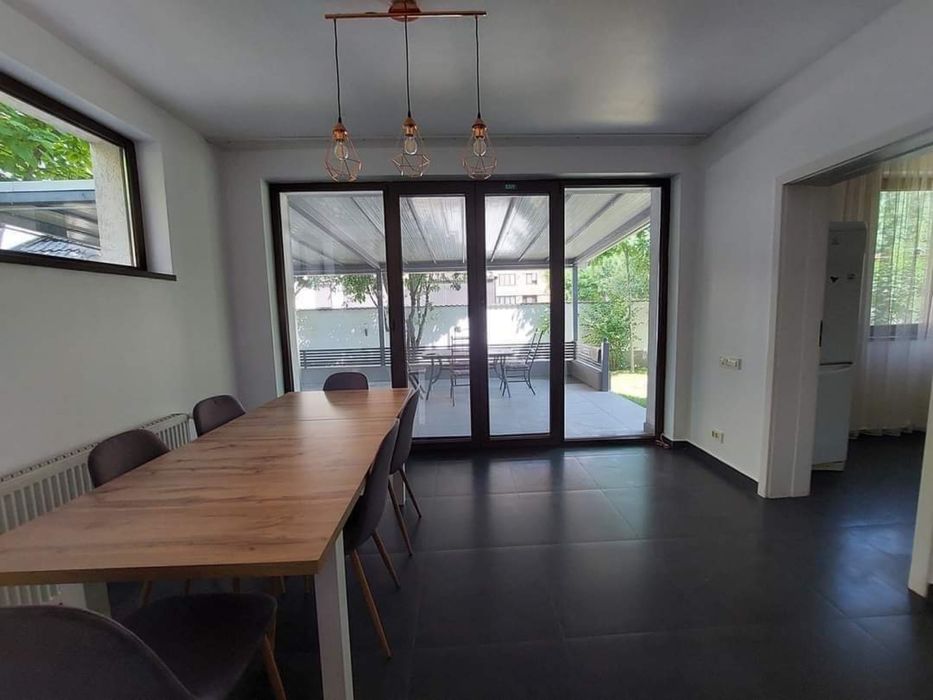 Casa de vanzare 300 mp