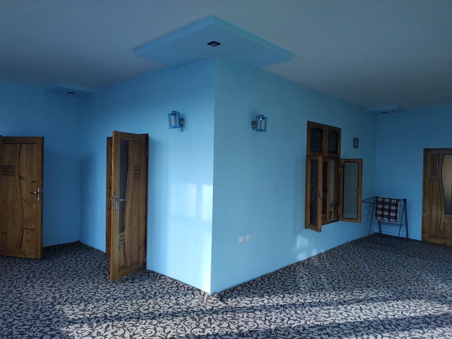 Hovlili uy sotiladi!