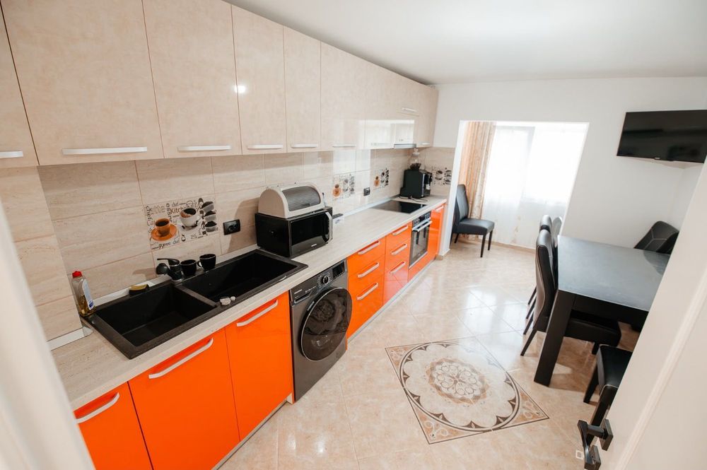 Apartament 3 camere/ lux/ Et.1