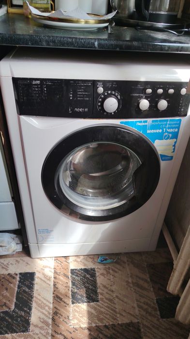 Стиральная машина Indesit 5кг узкая. На ремонт или на запчасти