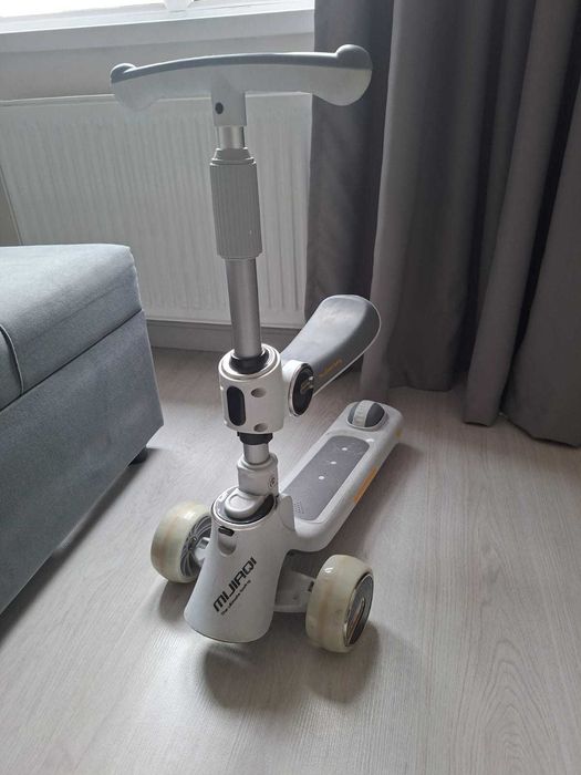 Детский самокат с местом для сидения