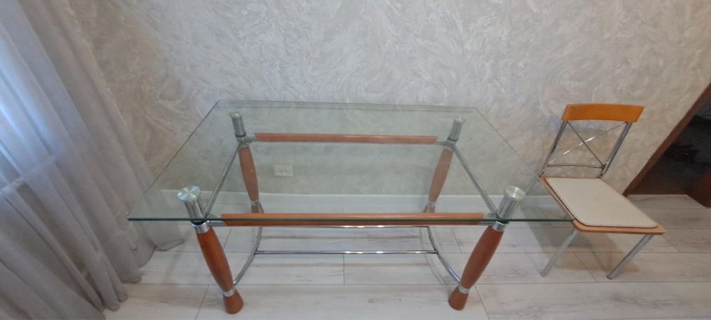 Стол кухонный.