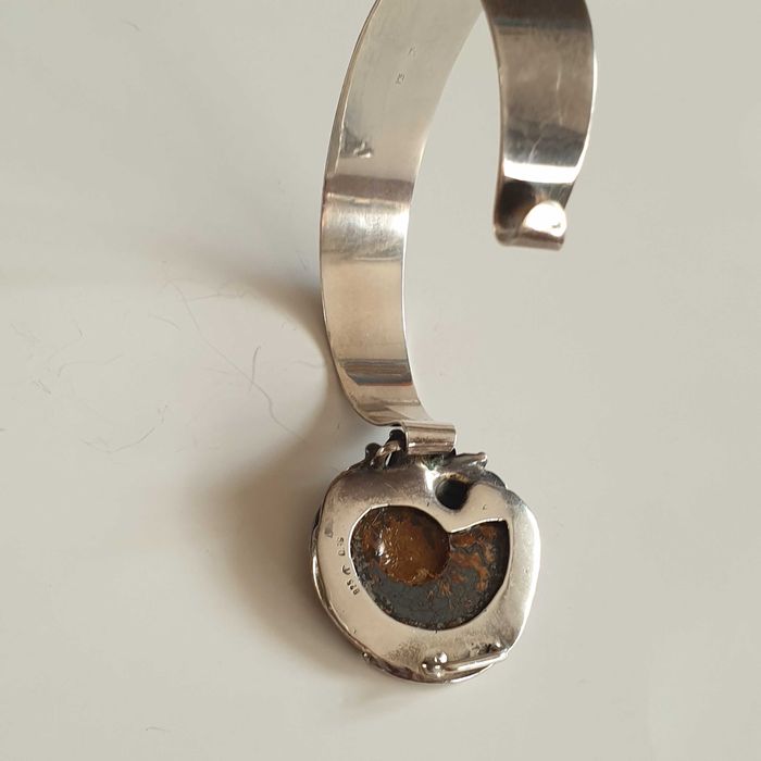 Стара сребърна гривна с Амонит