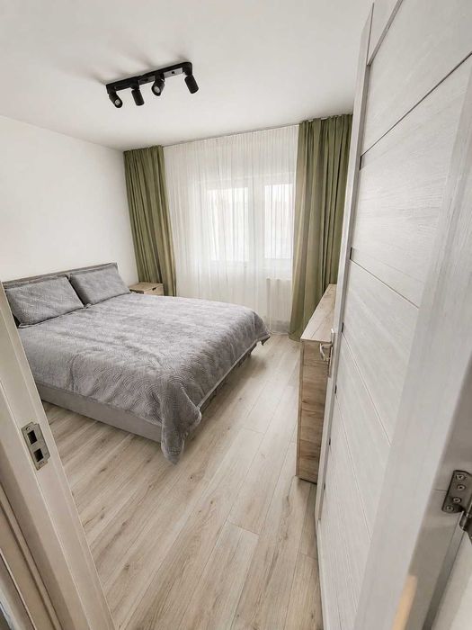 Vand apartament 4 camere Caracal HCC