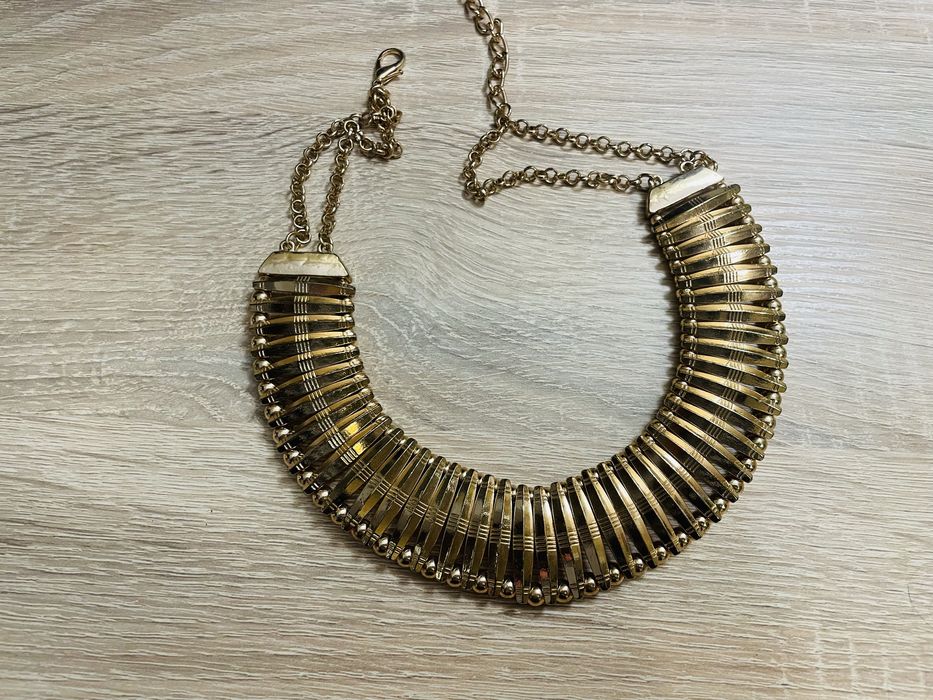 Colier auriu la baza gatului