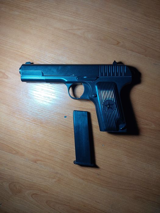 Железный игрушечный пистолет