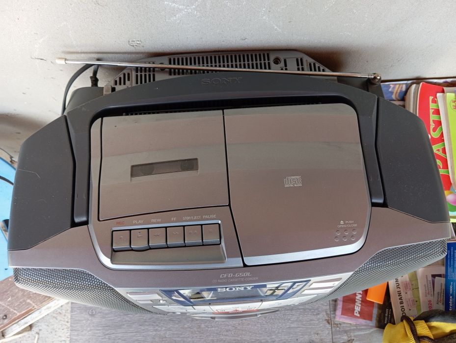Vând Cd player Sony funcționează tot la el