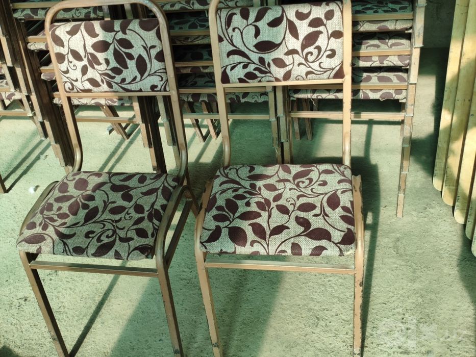 Yumshoq o‘rindiqli mustahkam stullar sotiladi