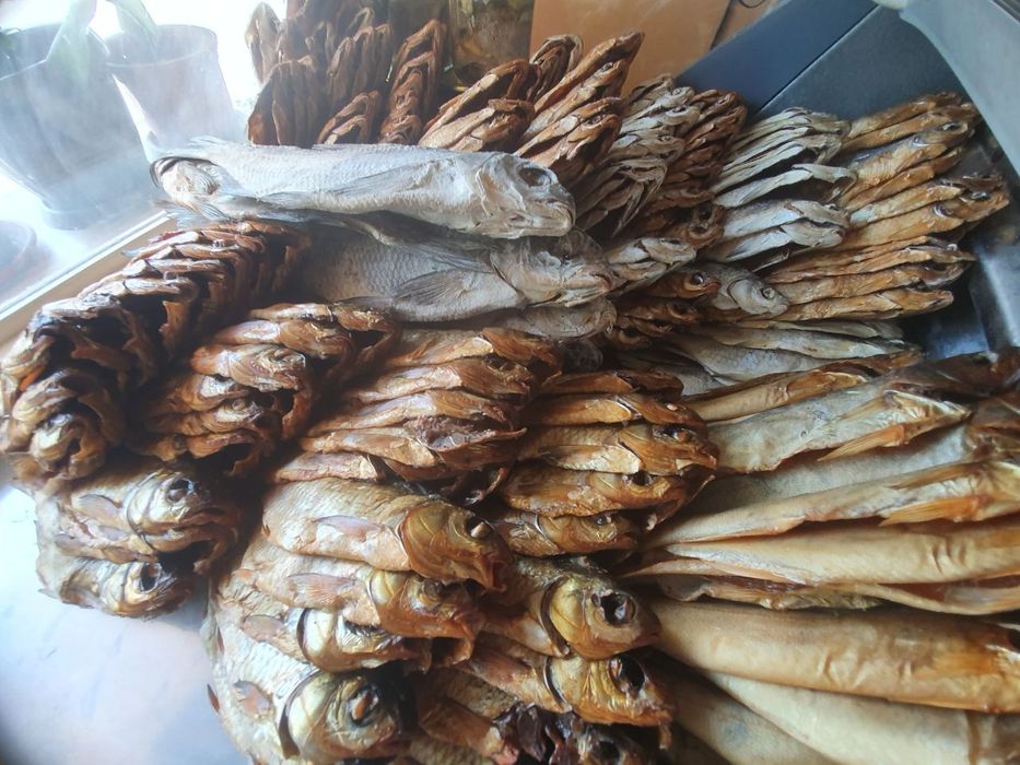 Рыба холодного копчёная, вяленая, закуски, на стол - в ассортименте