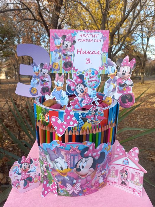 Торта от книжки и моливи, подходящи за празнуване на рожден ден