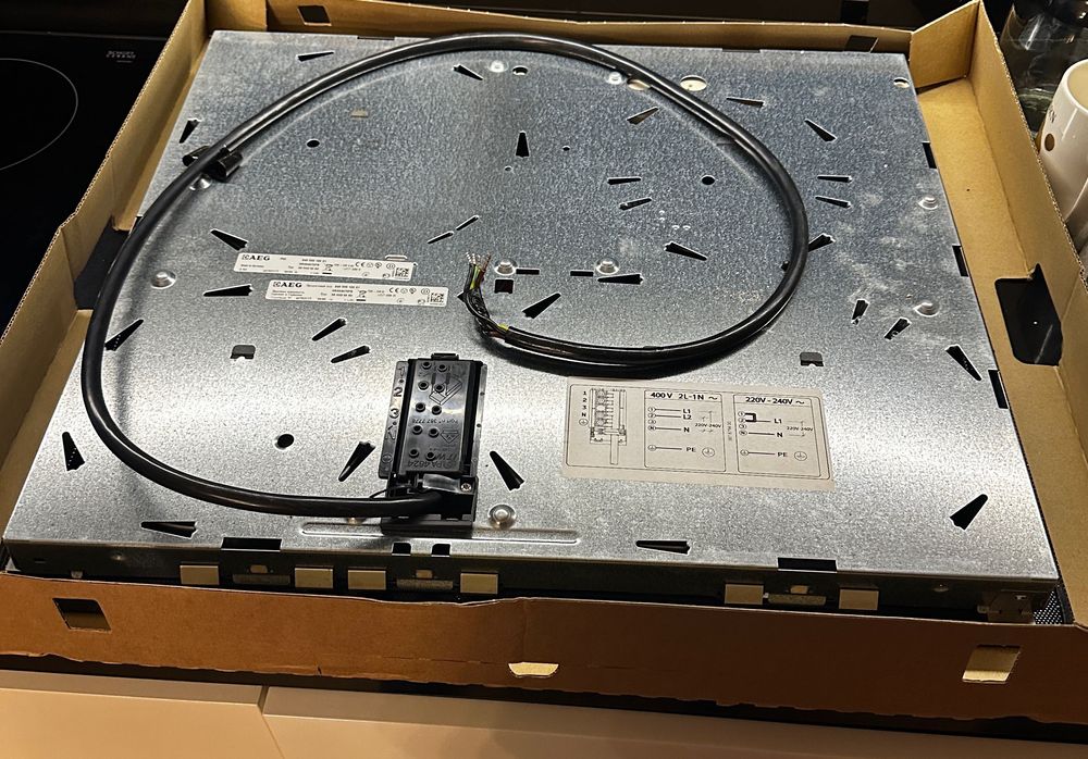 AEG Котлони за вграждане 60/60 см - троен, двоен и два единични.