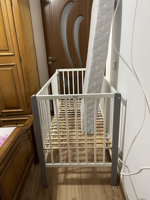 Patut bebe/copil din lemn cu laterala culisanta si rotile