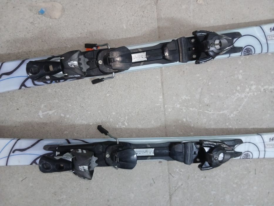 Vând schiuri 140
