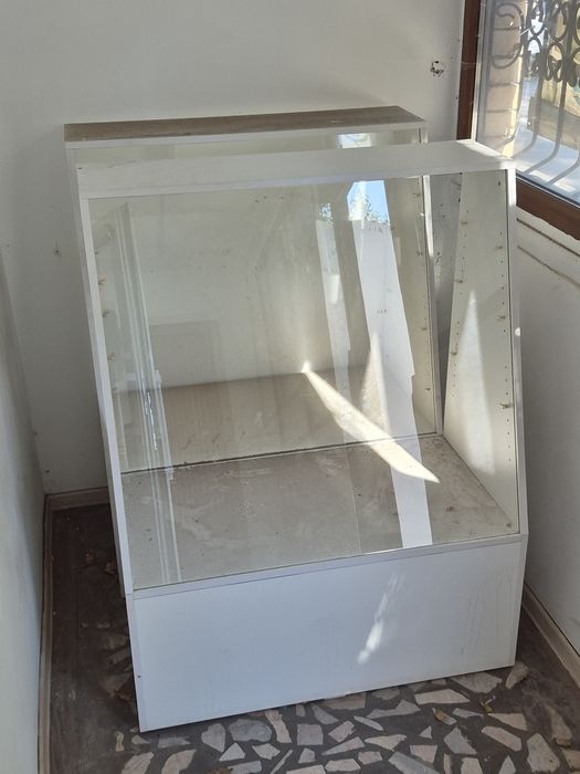 Витрины белые две штуки