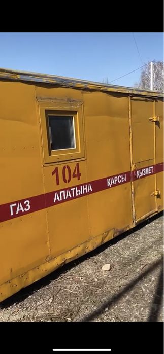 Будка с окнами и дверьми