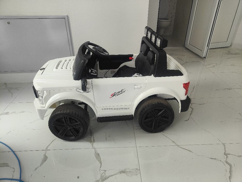 Mașina electrică copii 24v jeep , aproape noua cu telecomanda, 2locuri