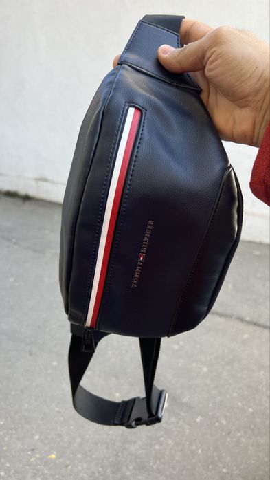 Borsetă TOMMY HILFIGER Essential Signature Small Bum Bag