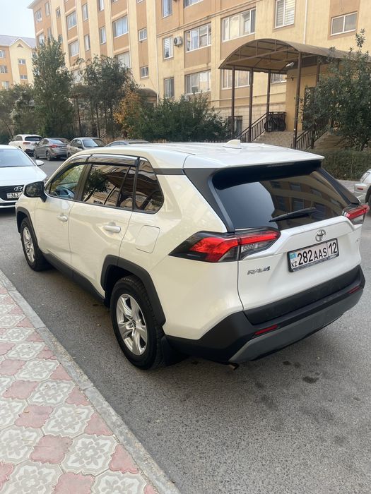 Тойота рав 4 2021' года