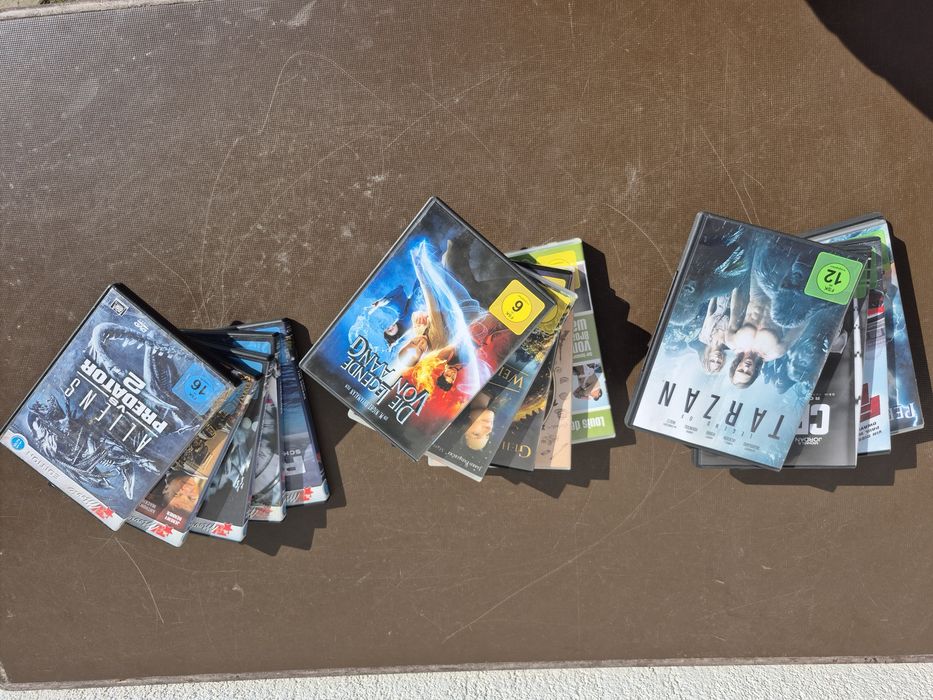 Vând lot 17 DVD uri cu filme,Acțiune, Sf, Groaza, Triler 
(aproximativ