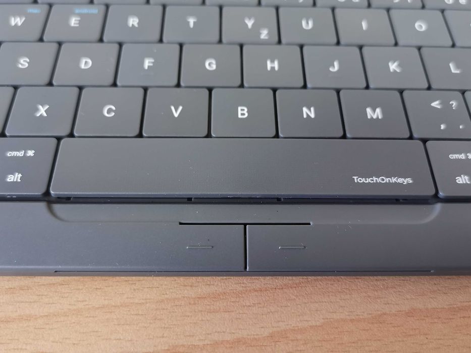 Безжична клавиатура с вградена тъч мишка Prestigio Click&Touch 2