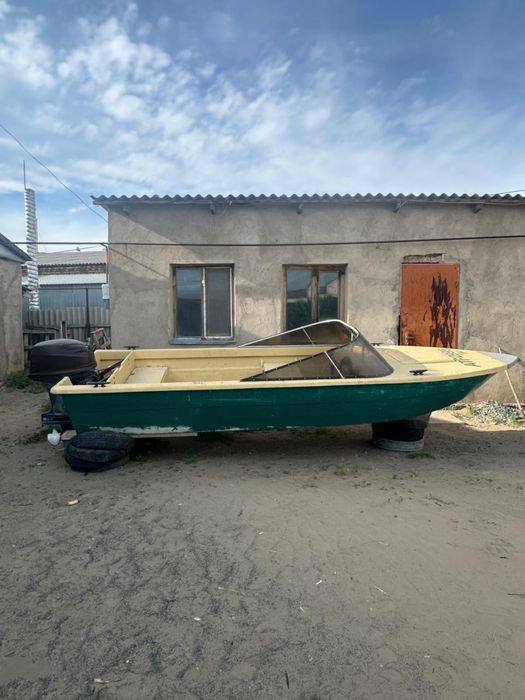 Лодка моторная.
