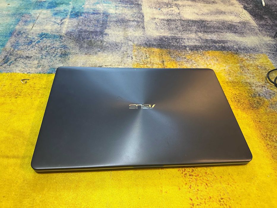 Laptop Asus Vivobook 17, ecran mare, ssd 120 gb, ram 4 gb ddr4