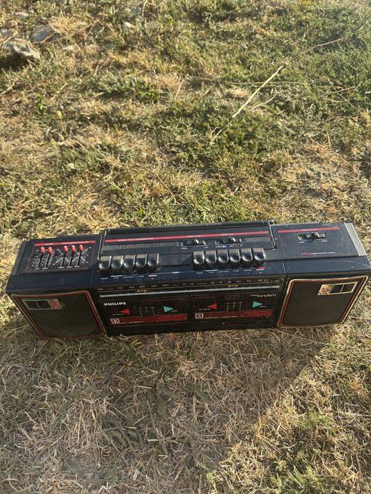 Vand masa de cusut si un radio philips