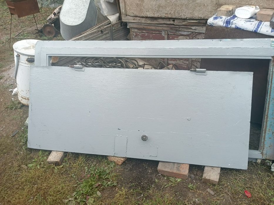 Продам б/у жележную дверь